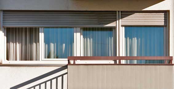 facade-immeuble-avec-volets-roulants